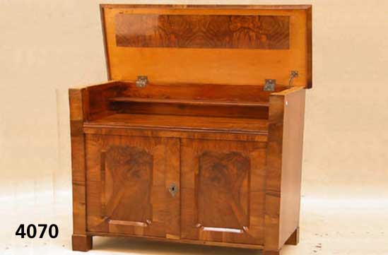 Waschschrank, sÜddeutsch, um 1850/60, in den 60er Jahren zum Barschrank umgebaut, unter Verwendung alten Holzes, Front Wurzelnußfur- nier z.T. ...