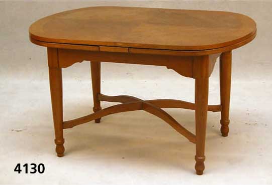 Ausziehtisch, deutsch, um 1935/40, RÜster massiv, RÜsterfurnier z.T. gespiegelt, leicht bÄuerlicher Einschlag, volle FunktionsfÄhig- keit, ...