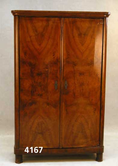 Biedermeierschrank, deutsch/Pfalz, um 1830, Korpus Weichholz, durchgehendes Wurzelnußfur- nier, 8-fach gespiegelt, abgerundete Ecken, ...