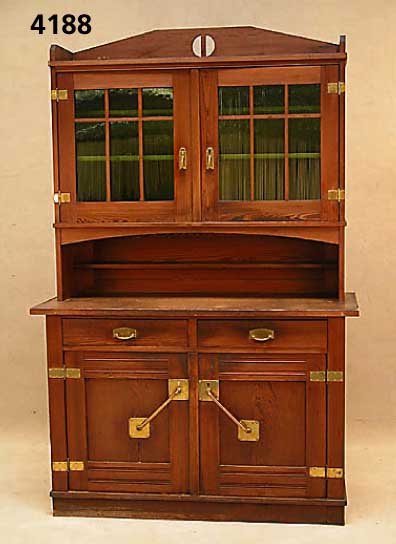 Eleganter KÜchenschrank, deutsch/Karlsruhe, um 1900, Zierbelkiefer von bester QualitÄt, Oberteil versprosst, verglast, reiche Messing- appliken, ...