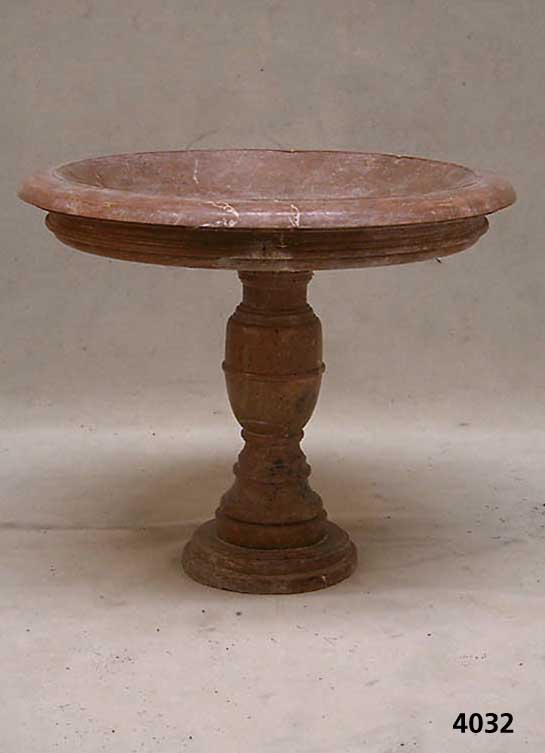 Brunnen, nach altem Vorbild, braun-grau ge- Äderter Marmor, auf SÄule, nur zu Dekorations- zwecken zu verwenden, sehr reprÄsentativ, H. ca. 96 ...