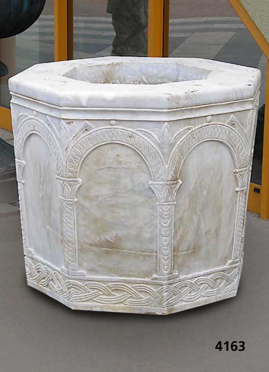 Brunnen, nach Vorbild des 8./9. Jhds. weißer Marmor, 6-eckig, ursprÜnglich wohl Taufbecken , Verzierung in romanischem Stil, mit SÄulen und ...
