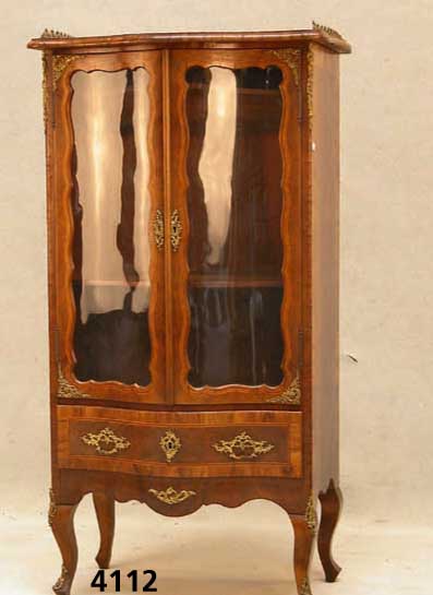 Schrank, deutsch, um 1900, Dresdner Barock- stil, Korpus Weichholz, Nußbaumfurnier, Wur- zelnußfurnier, Fadenintarsien aus Verschie- denen ...