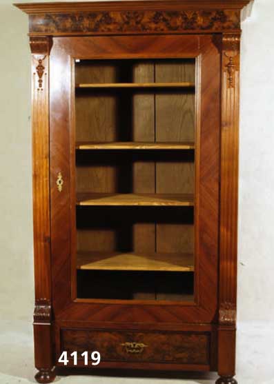 WÄscheschrank, deutsch, um 1890/1900, GrÜn- derzeit, Korpus Weichholz, Wurzelnußfurnier gespiegelt, auf Mahagoni gebeizt, Lisenen 4- fach ...