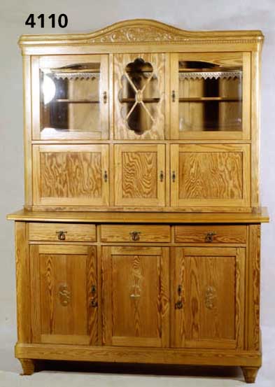 KÜchenschrank, deutsch, um 1925/30, auf Rahmen gearbeitet, Kiefer, Zierbelkiefer, schÖne durchgehende Maserung, Kopf geschwungen , abstrakt ...