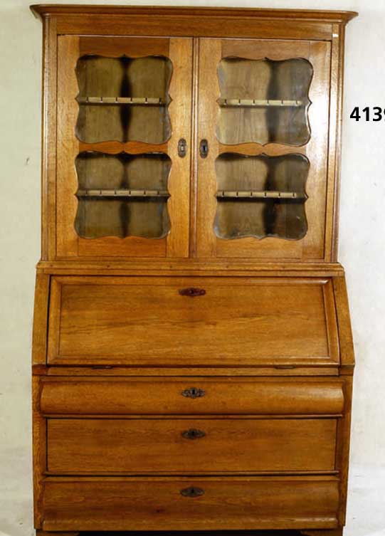 AufsatzsekretÄr, mitteldeutsch, um 1840/45, Weichholz und Eiche massiv, auf Rahmen gear- beitet, original Leder- und MessingbeschlÄge, ...