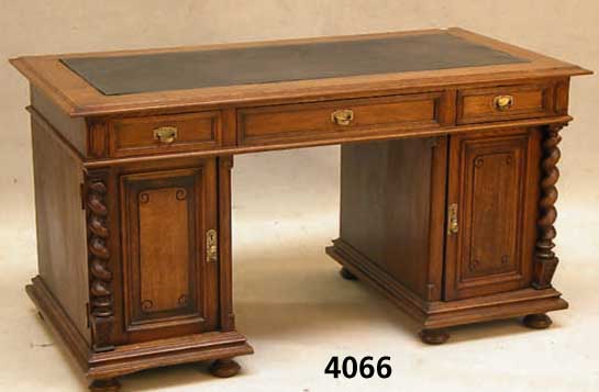 Schreibtisch, deutsch, um 1900, FrÜhbarock- stil, auf Rahmen gearbeitet, Eiche massiv, Eichefurnier, links und rechts gedrehte SÄulen aus Buche ...