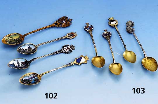Konvolut 4 SammellÖffel, 800er Silber z. T. vergoldet, um 1900, 3 x mit Emailmalerei am Griffende, 1 x Laffe mit MailÄnder Dom