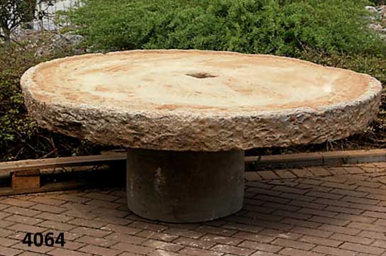 Steintisch, MÜhlstein wohl aus Granit, Rillen fÜr Mahlgut sichtbar, Abnutzungsspuren, wuchtig, reprÄsentativ, H. ca. 67, D. ca. 172 cm