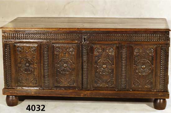 Truhenschrank, mitteldeutsch, Eiche massiv, FÜße und Leisten sekundÄr, im 20. Jhd. von Truhe zum Schrank umgearbeitet, EinlegebÖden Weichholz, ...