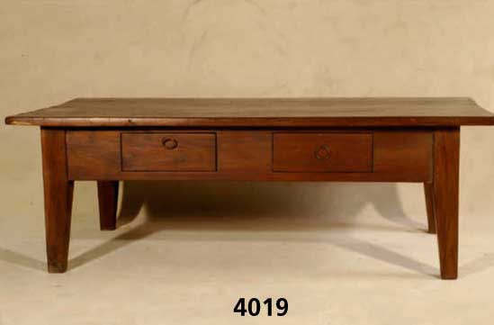 Couchtisch im Landhausstil, Ceylon, Tropen- holz, nußbaumÄhnlich, auf Kirschbaum gebeizt, in der Art von 1820/30 gezimmert, wuchtig, rustikal, ...