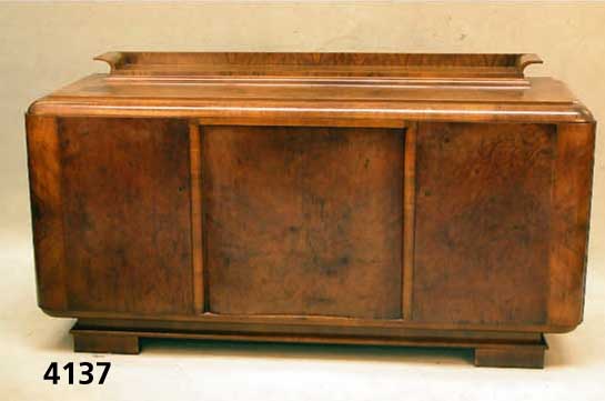 Kredenz, deutsch, um 1930/32, ArtDeco mit Barockeinschlag, Korpus Weichholz, kaukasisch Nußbaumfurnier, EinlegebÖden, 2 Schubladen fÜr ...