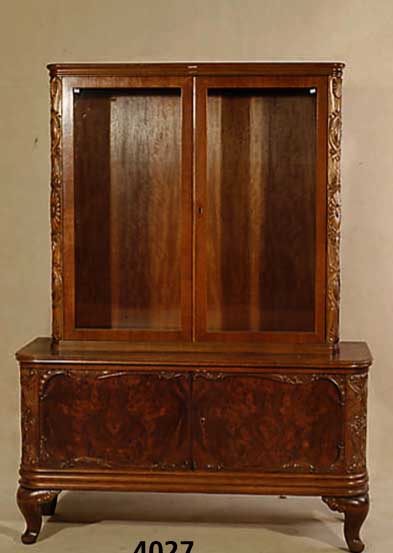 Vitrine, mitteldeutsch, wohl um 1925/30, Korpus Weichholz und Hartholz, Front Kauka- sischnußbaumwurzelfurnier gespiegelt, Ecklise- nen aus dem ...
