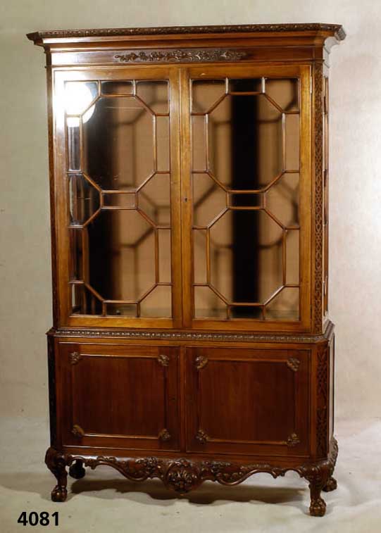 Vitrinenschrank, England/deutsch, um 1910, Sheratonstil mit Chippendale-Elementen, Nuß- baum massiv, Nußbaumfurnier, Oberteil Front und Seite ...