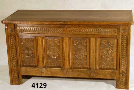 Truhenschrank, wohl Niederlande, Eiche massiv, auf Rahmen gearbeitet, Front nach dem Vorbild von 1830 gearbeitet, Flachschnitzerei- en, Inlets ...
