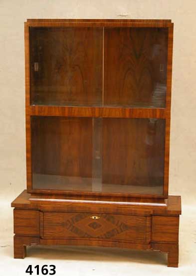 Sammlervitrine, deutsch, um 1928/32, ArtDeco , Korpus Weichholz, verschiedene EdelhÖlzer, Palisanderfurnier, kaukasisch Nußbaumfurnier, von ...