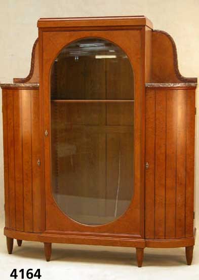 Vielzweckschrank, Frankreich, um 1930/32, Korpus Eiche massiv, 3-teiliger vertikaler Aufbau, Bergahornwurzelfurnier mit Mahagoni- streifen ...