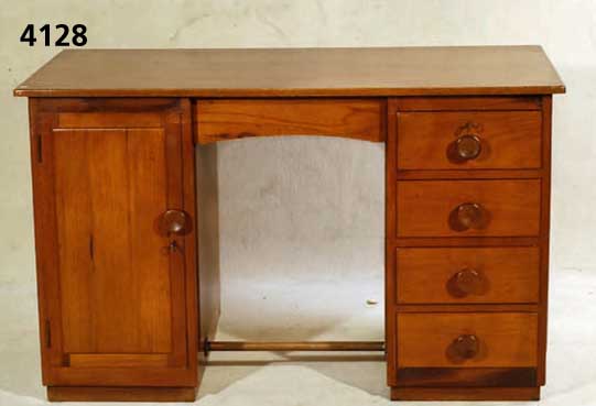 SchÜlerschreibtisch, wohl England, um 1920/30, RÜster, Buche und Linde, z.T furniert, auf- gesetzte hÖlzerne Griffe, Fußleiste sekundÄr, ...