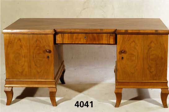 ArtDeco-Schreibtisch, deutsch, um 1928/30, Korpus Weichholz, Buche, kaukasisch Nußbaum- furnier gespiegelt, sehr schÖnes Maserungsbild , Kanten ...