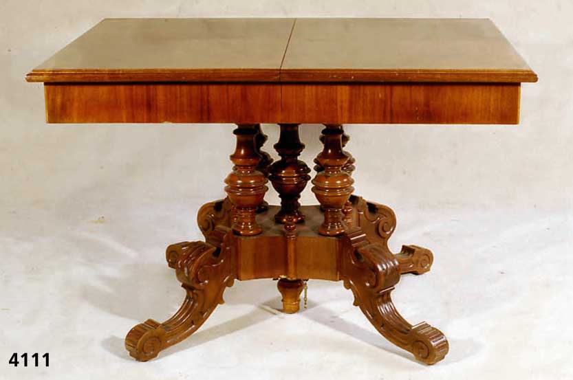 Ausziehtisch, deutsch, um 1890/1900, Korpus Weichholz, Hartholz, Nußbaum massiv, Nußbaum- wurzelfurnier gespiegelt, Fuß 4-fach ausladend in ...