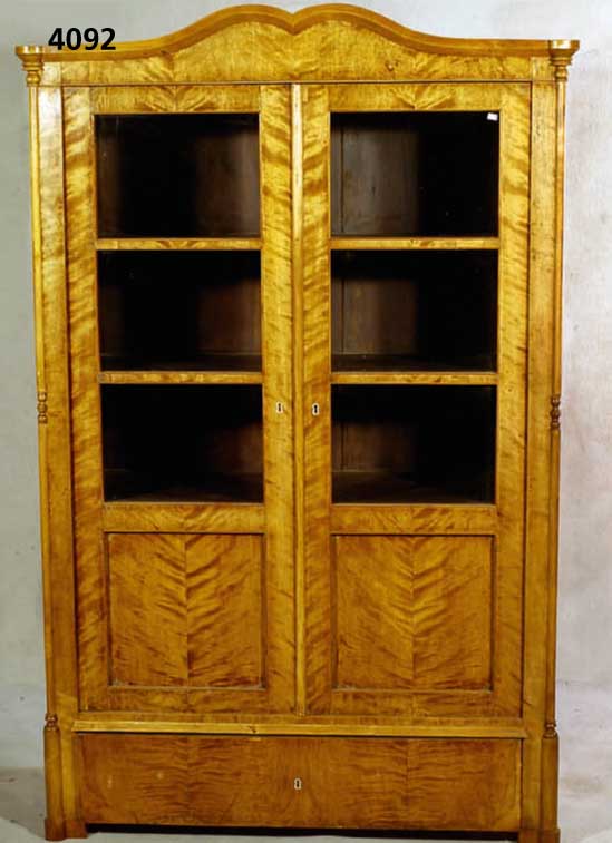 WÄsche- bzw. Vitrinenschrank, mitteldeutsch, um 1850/60, Korpus Weichholz, Birke massiv, Birkefurnier, Birkewurzelfurnier, z.T. gespie- gelt, ...
