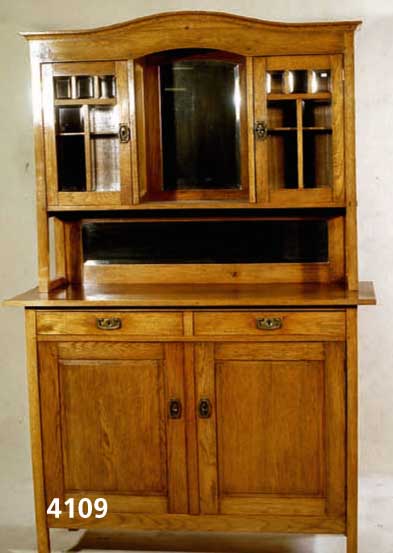 Aufsatzbuffet, deutsch, um 1900/05, Eiche massiv, Eichefurnier, auf Rahmen gearbeitet, starker Einfluß von Darmstadt, Oberteil ver- spiegelt und ...