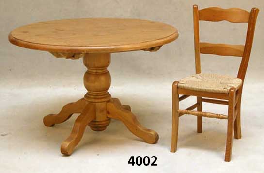 Tisch und 4 StÜhle, nach dem Vorbild von 1870/ 80, Kiefer, Zierbelkiefer, Tisch ausziehbar, mit Einlegeboden, StÜhle mit Peddigrohrge- flecht, ...