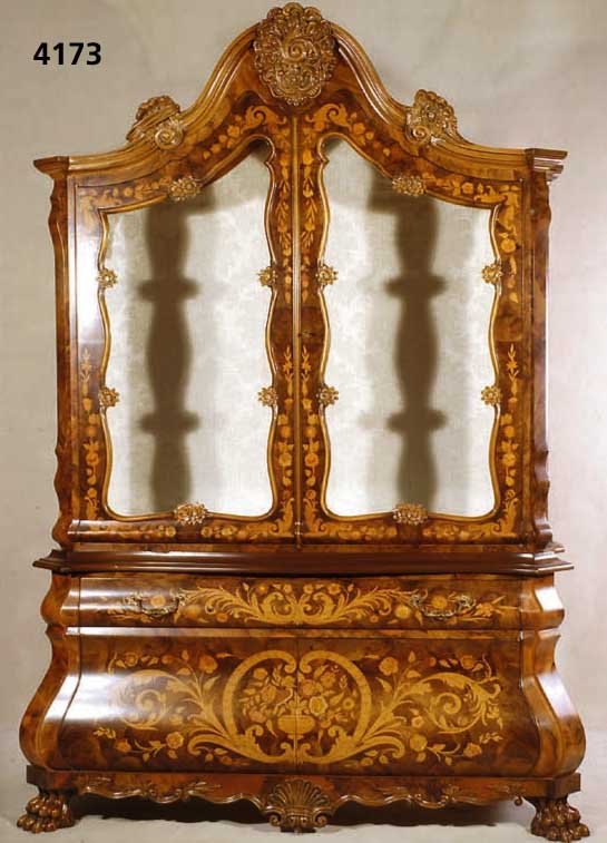 Prahlhans, Italien/Florenz, nach hollÄndi- schem Vorbild von 1760, allseitig geschweift, Korpus Weichholz, z.T. Edelholz, Nußbaumfur- nier ...