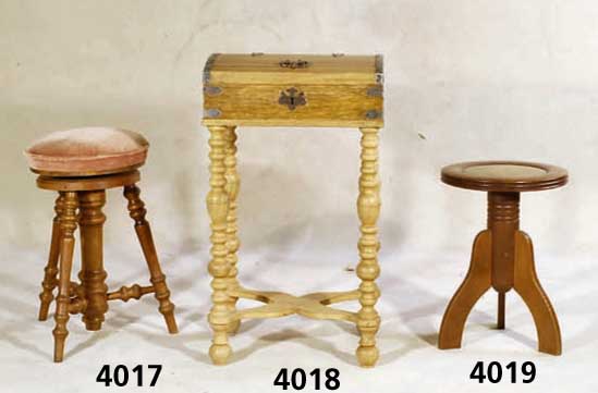 Hocker, deutsch, um 1870, Buche massiv, reiche Drechselarbeit, Fuß versprosst, Mittel- sÄule, Spindel Eisen, Polster und Bezug sekun- dÄr, H. ca. ...
