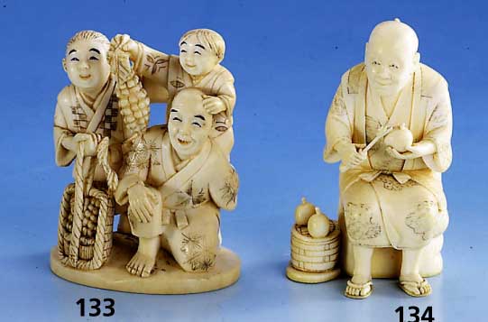 Okimono, Japan um 1890/1900, Elfenbein, Figurengruppe bestehend aus: Vater und 2 Kinder, die Traubenernte vorweisend, sehr lebendig, asymm. ...