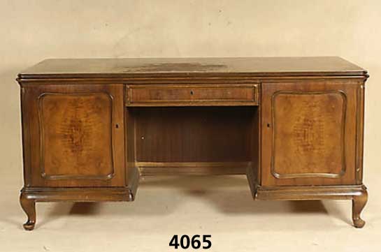 Schreibtisch, deutsch, 60er Jahre, Barock- stil, massive Rahmenverarbeitung, Korpus Buche und Weichholz, Nußbaum- und Wurzelnußfurnier, TÜren ...