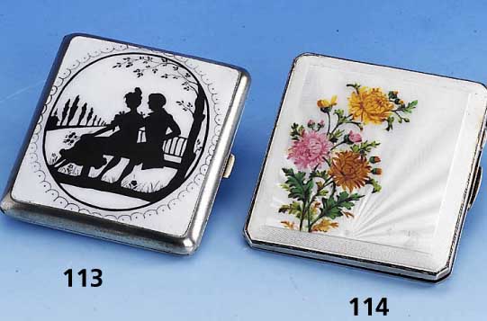 Zigarettrenetui, Birmingham um 1919, 925er Silber, innenvergoldet, Deckel: Grund guill. und cremefarb. emaill., Chrysanthe- mendekor, ca. 7.5 x 8 ...