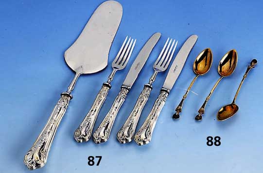 12 LÖffelchen, Koch & Bergfeld um 1900, 800er Silber vergoldet, stilisierter Muscheldekor, wohl Orig.-Etui