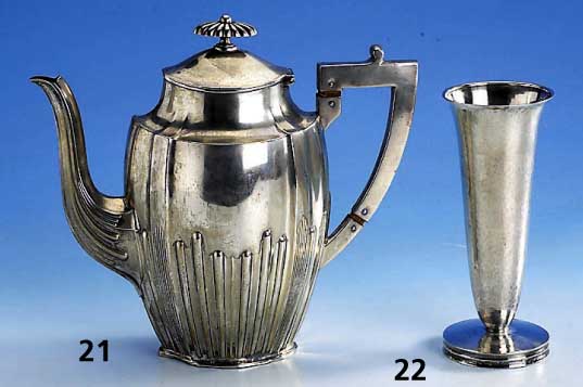 Ziervase, deutsch, 800er Silber, Meistermarke Robert Keppler, Pforzheim, reine Treibarbeit, um 1935, H ca. 15.5 cm, ca. 100 g, min. verbeult