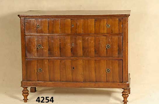 3-schÜbige Kommode, im sÜddeutschen Stil von 1820/30, Korpus Weichholz, z.T. aus Älteren Teilen zusammengesetzt, Nußbaumfurnier, dick- ...