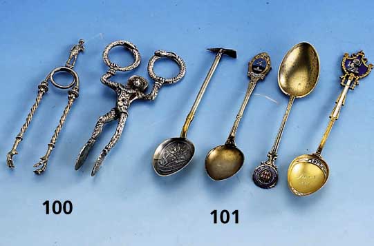 Konvolut 2 Zuckerzangen, Hanau, 800er Silber, 1 x Schleissner um 1890/1900, in Form einer Schere, Darst. Jongleur mit 2 Schlangen, aus- gefallen, ...