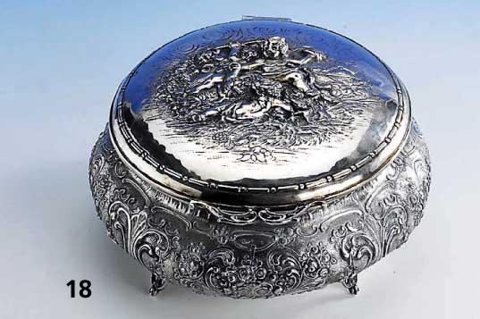Prunkdose, Schleissner Hanau um 1900, 800er Silber, ca. 980 g, Innenvergoldung, Deckel mit Scharnier, reicher barockisierender Dekor, Deckel mit ...