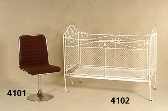 Kinderbett, deutsch, um 1890/1900, Eisen, Drahtgeflecht, weiß gefaßt, Vorrichtung fÜr Baldachin vorhanden, Seiten klappbar, Boden- ...