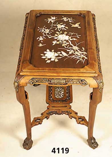 Ziertisch, China, um 1900, Nußbaum massiv, Zarge mit qualitÄtvoller Schnitzerei aus dem Vollholz, Beine passig, aufgesetzte Maskaron Messing, ...