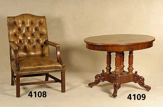 Ausziehtisch, deutsch, um 1870/80, Korpus Weichholz, Pyramidenmahagonifurnier gespiegelt , FÜße ausladend, reich geschnitzt, Rocaillen und ...