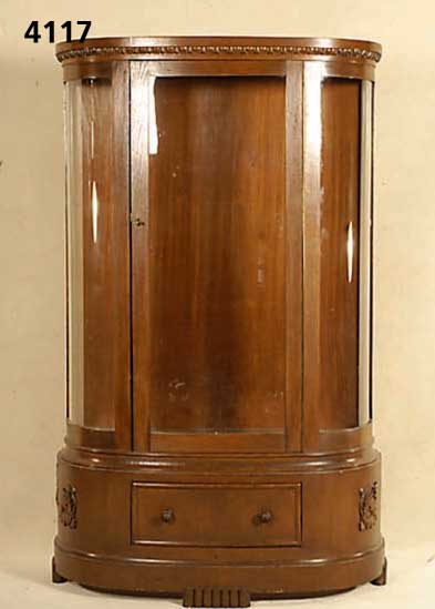 Vitrine, deutsch, um 1910/15, Korpus Weich- holz, Eiche massiv, Eichefurnier, aufgesetzte Schnitzerei, Ecken abgerundet, original GlÄser , ...