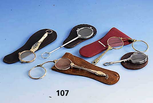 Konvolut 5 Lorgnetten, 1 x deutsch, Silber, um 1900, rest.; 1 x um 1900, Metall vergoldet, Bakelit abstr.-floral geschwÄrzt; 1 x Metall ...