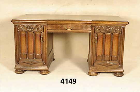Herrenschreibtisch, deutsch, um 1910/12, Korpus Eiche und Buche massiv, SÄulen Wurzel- nußfurnier, auf Rahmen gearbeitet, Seitenteile jeweils ...