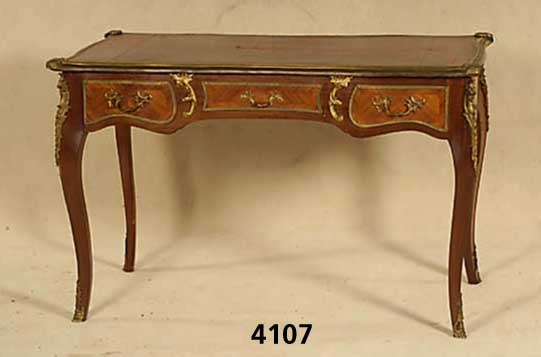 Damenschreibtisch, Frankreich, um 1910/20, sogenanntes kleines Bureau Plat, Korpus Weich- holz, Nußbaumfurnier bzw. sogenanntes Rosen- holz, ...