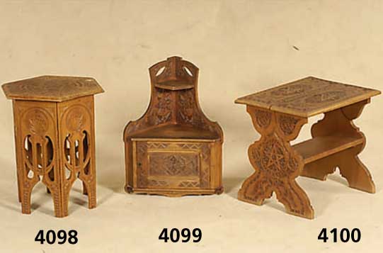 HÄngeeckschrank, deutsch, um 1880/90, Linde massiv, Schauseite mit reicher Flachschnitz- erei, abstrakt floral, sogenannter orientali- scher ...
