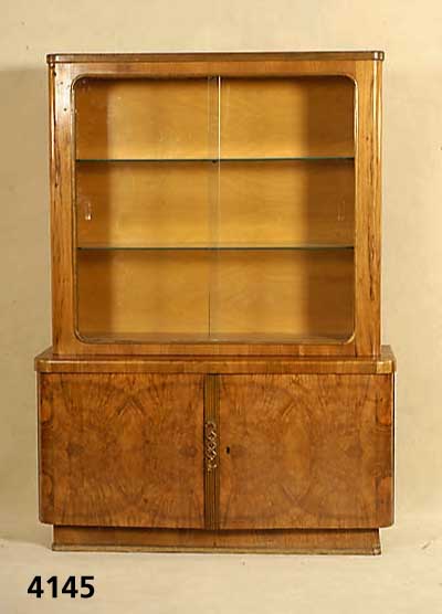 Vitrinenschrank, deutsch, um 1930/35, Korpus Weichholz, Buche, kaukasisch Wurzelnußfurnier gespiegelt, Innen Birke- und Mahagonifurnier, ...