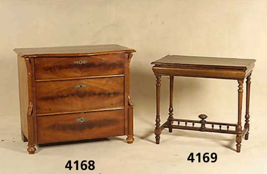 3-schÜbige Kommode, norddeutsch, um 1850/60, Korpus Weichholz, Pyramidenmahagonifurnier gespiegelt, Platte geschwungen, Ecken abge- flacht, ...