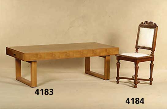 Couchtisch, deutsch, 60er Jahre, sogenannte Neue Moderne, Nußbaumfurnier, vielfach gespie- gelt, z.T. rechteckig verlegt, verschiedene Muster und ...