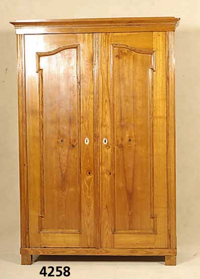 Kleiderschrank, deutsch, um 1870, Ulme massiv, zweitÜrig, zerlegbar, FÜße ergÄnzt, Alters- und Gebrauchsspuren, teilrestauriert, ca. ...