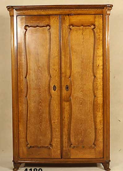 Schrank, deutsch, um 1860/70, Eiche massiv, vertiefte bewegt ausgeschnittene TÜrfÜllungen, zweitÜrig, original Zustand, Alters- und ...